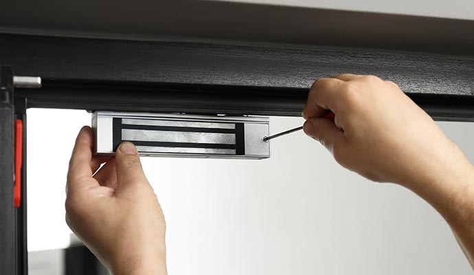 Reliable magnetic door lock installation
